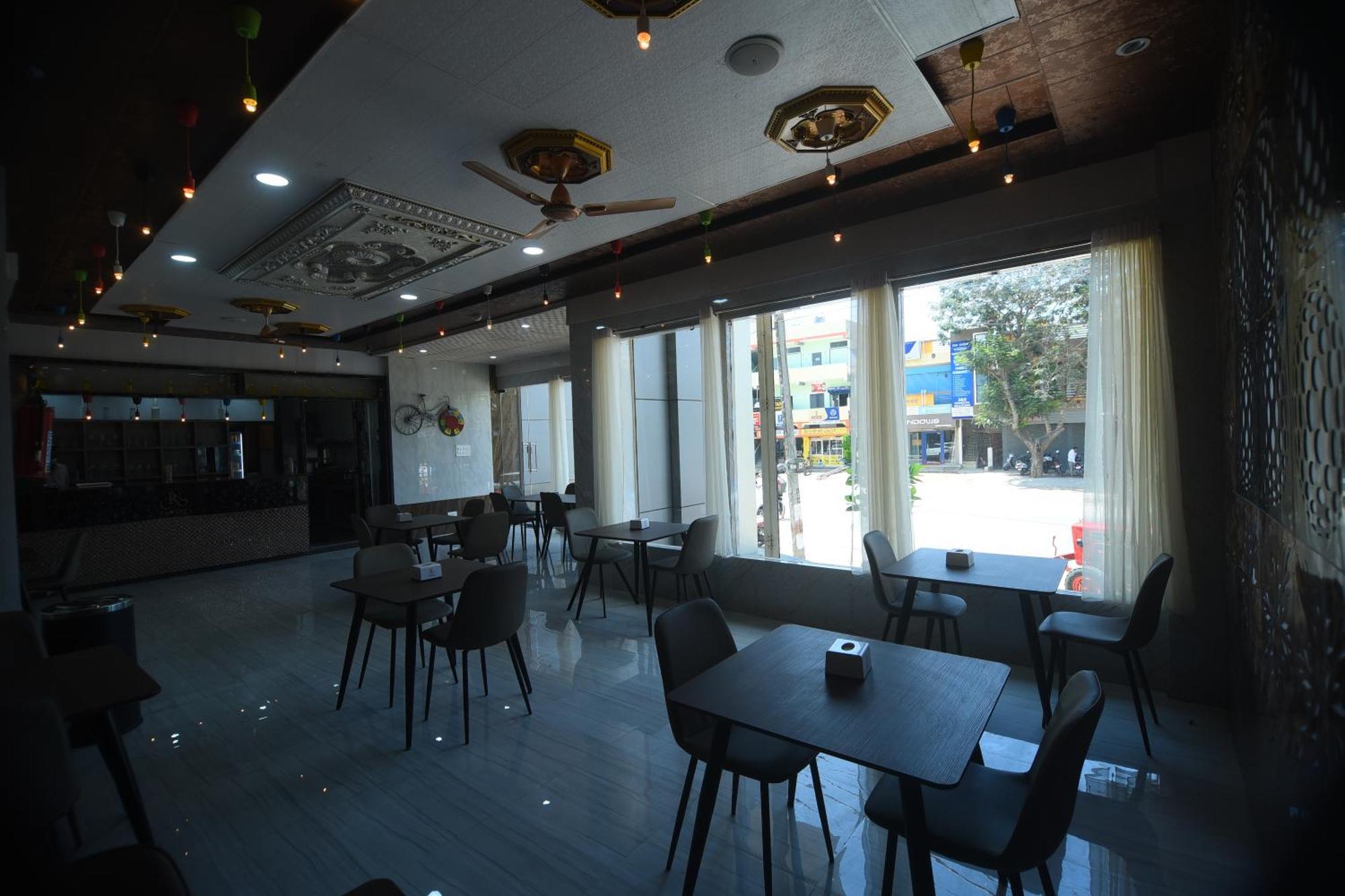 R Empire Revtree Hotel Davangere Eksteriør billede