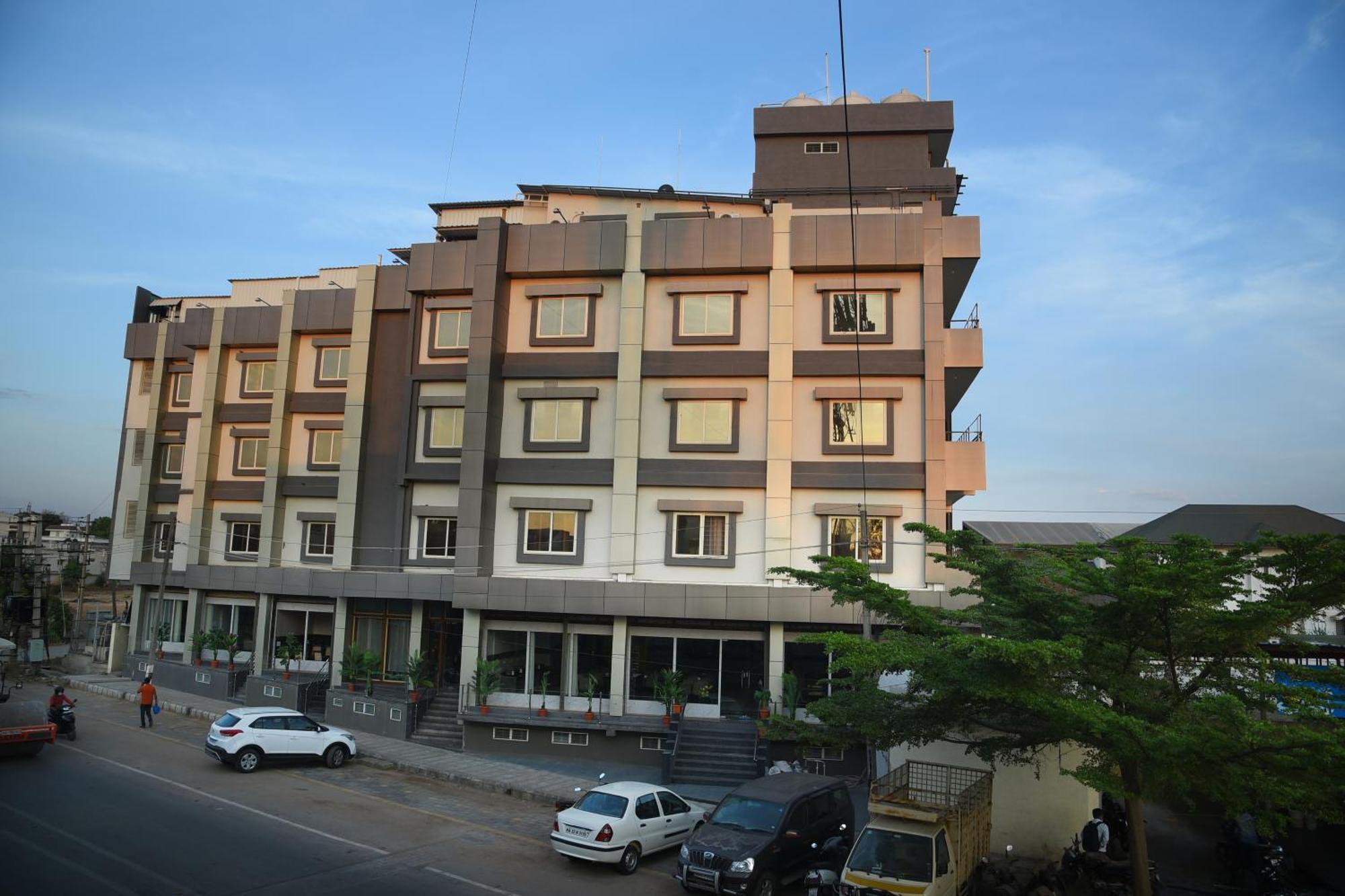 R Empire Revtree Hotel Davangere Eksteriør billede