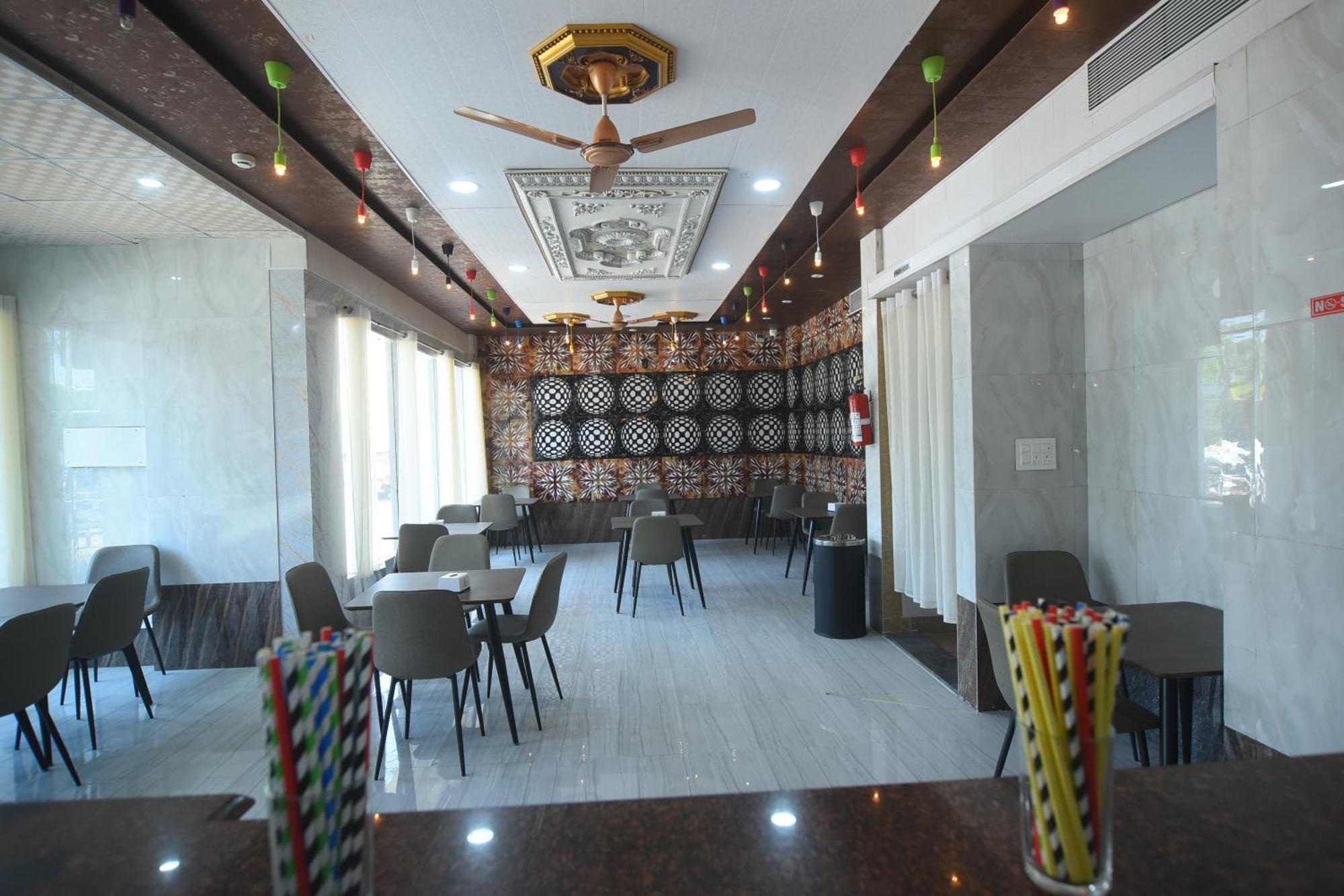 R Empire Revtree Hotel Davangere Eksteriør billede